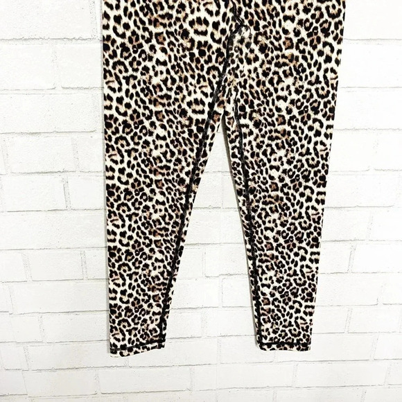 Zyia Active Leopard Print Ruched Butt Cropped Leggings Women's Size 6/8 - Picture 3 of 7